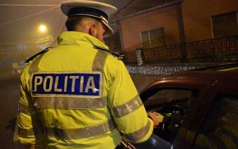 Mașină avariată oprită de polițiști, șoferul era sub influența alcoolului