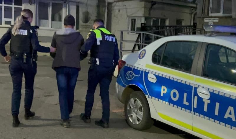 Doi bărbați din Broscăuți reținuți pentru loviri sau alte violențe - FOTO