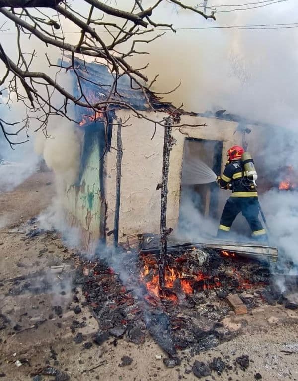 O femeie de 75 de ani și-a pierdut viața într-un incendiu izbucnit la o anexă gospodărească - FOTO
