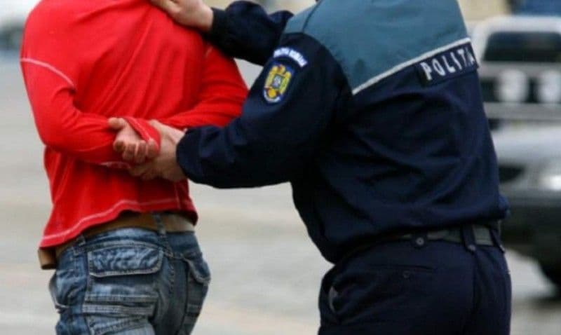 Bărbat reținut după ce și-a terorizat soția și copiii