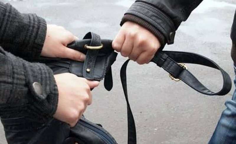 Doi tineri reținuți pentru mai multe furturi din genți și buzunare