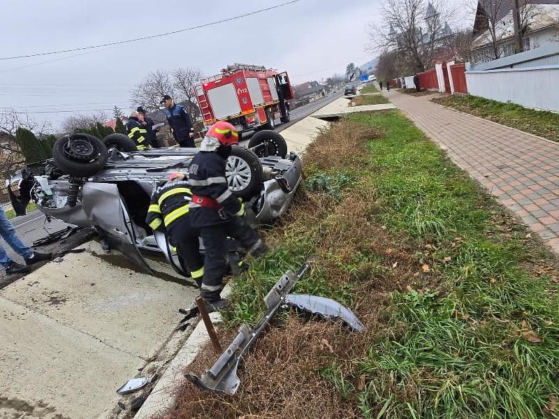 O tânără a avut nevoie de îngrijiri medicale după ce autoturismul pe care îl conducea a fost implicat într-un accident