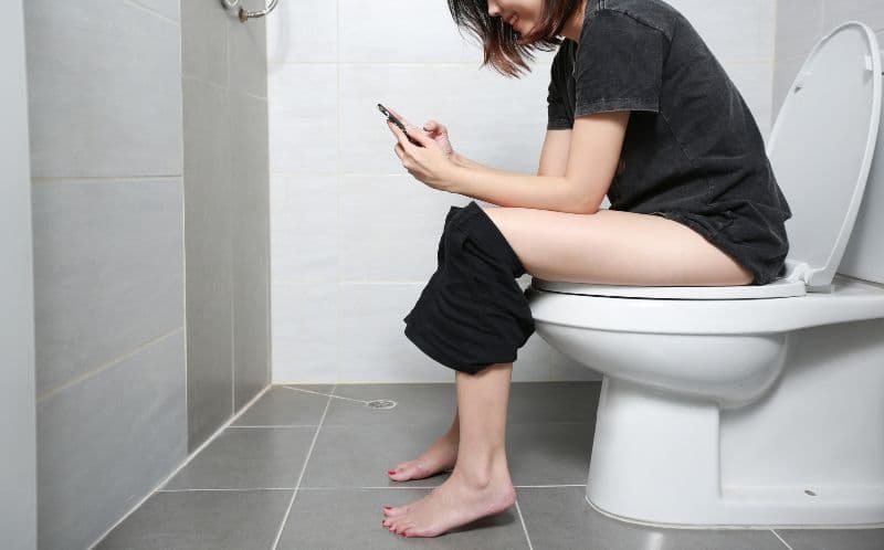 Avertismentul medicilor: Nu stați mai mult de 10 minute pe toaletă. De ce nu e bine să luăm telefonul cu noi la baie