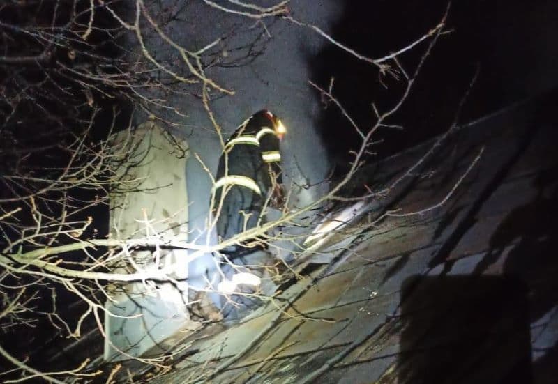 Casă din Pomârla aflată în pericol din cauza unui incendiu izbucnit în jurul coșului de fum