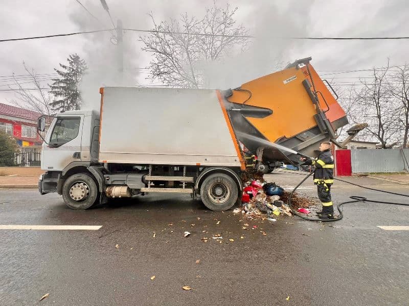 Incendiu izbucnit la o autospecială de gunoi care se afla în trafic. Pompierii au intervenit de urgență - FOTO