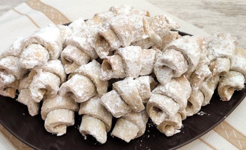 Cornulețe fragede cu rahat și untură, ca la mama acasă