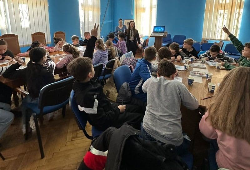 Atelier de pictură icoane pe sticlă la Centrul educațional al Protopopiatului Dorohoi - FOTO