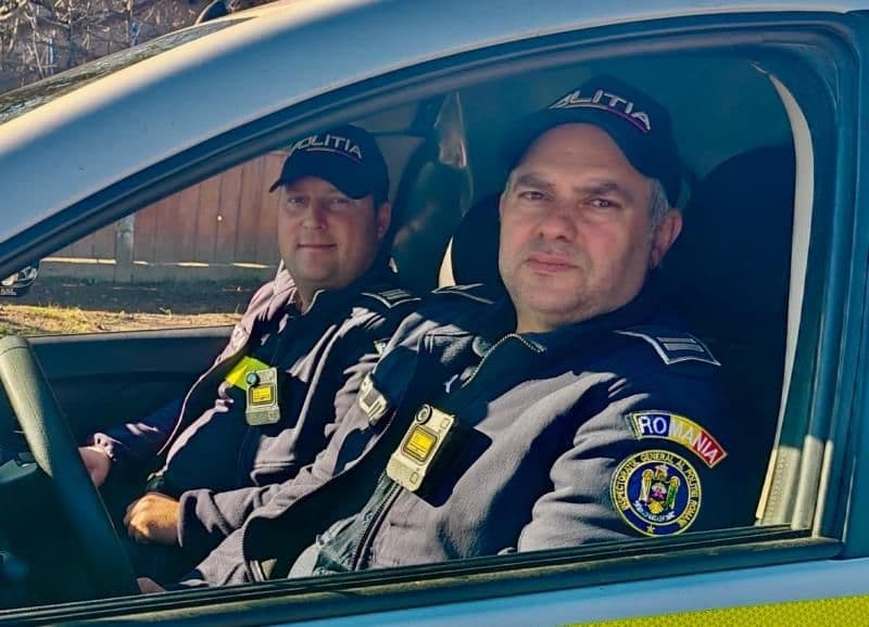 Bărbat găsit în stare de hipotermie în curtea unei locuințe, salvat de doi polițiști din Bucecea 