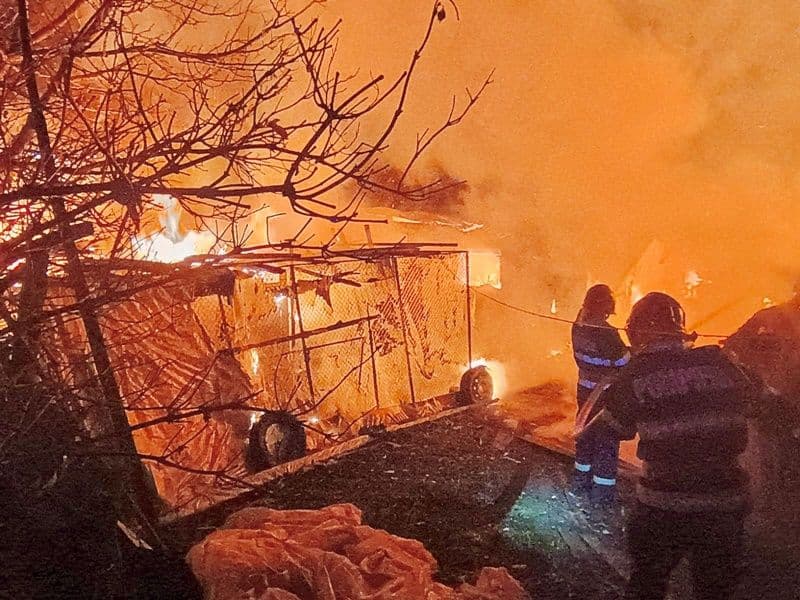 Un incendiu violent a mistuit o întreagă gospodărie din localitatea Suharău - FOTO