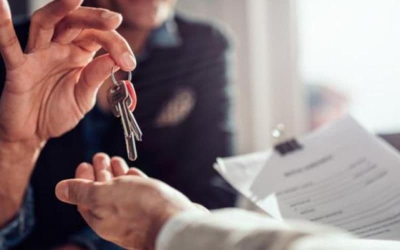 Tânăr reținut pentru înșelăciune după ce a oferit spre închiriere o locuință și a încasat chiria pentru aceasta deși nu era proprietar