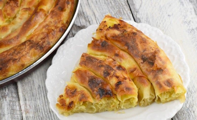 Plăcintă aperitiv de cartofi, varză și praz