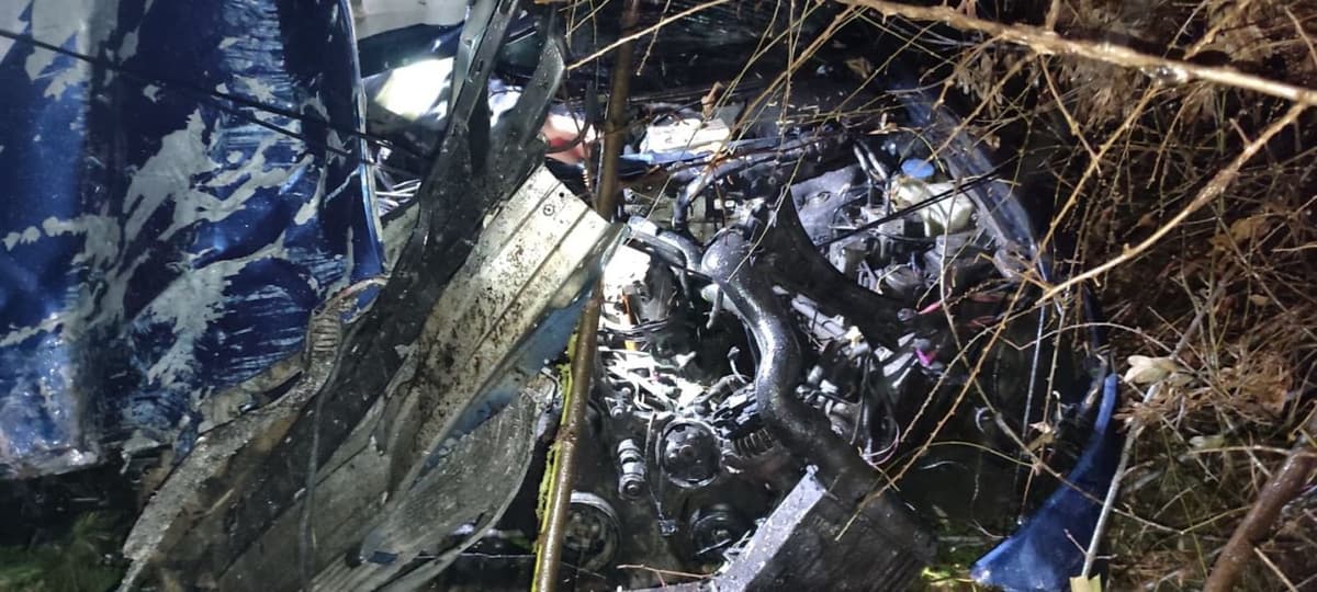 Doi tineri au ajuns la spital după ce mașina în care se aflau a fost implicată într-un accident - FOTO