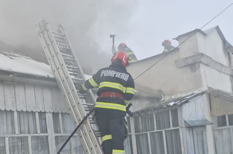Două femei din Dorohoi au rămas fără acoperiș deasupra capului în urma unui incendiu - FOTO