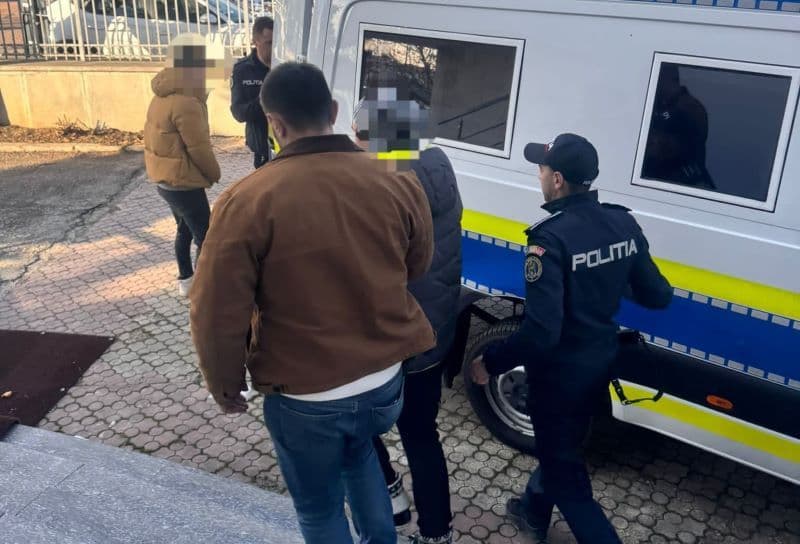 Tineri reținuți de polițiști după ce, pe fondul unui conflict spontan, au bătut un bărbat în scara unui bloc
