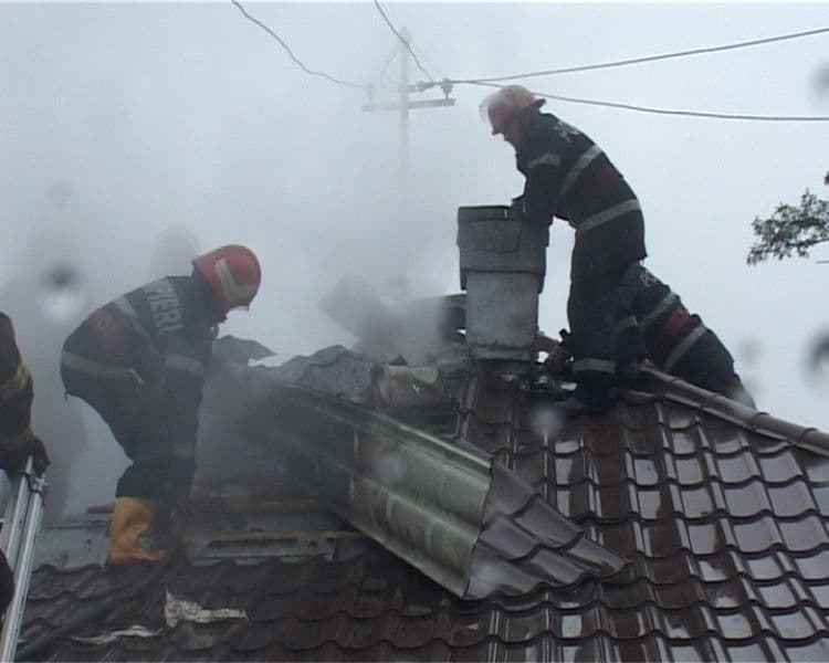 Casă din județ în pericol din cauza unui incendiu izbucnit în jurul coșului de fum