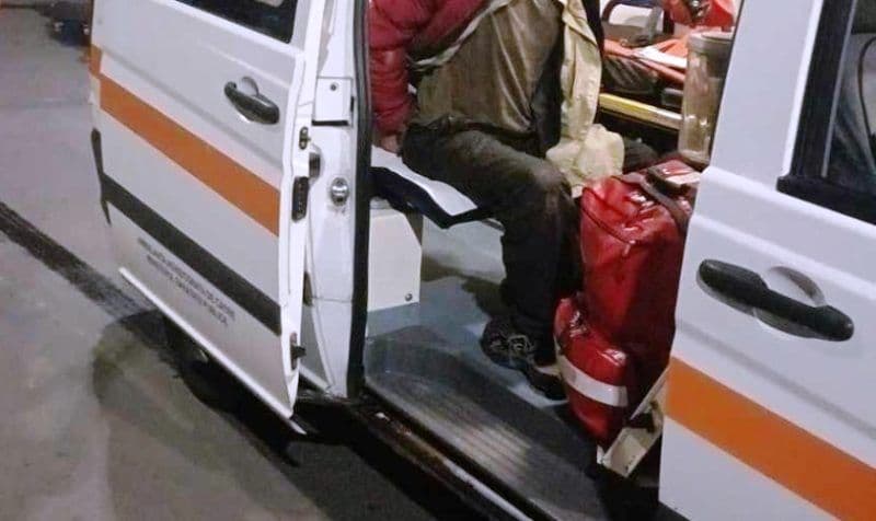 Un om al străzii recalcitrant luat pe sus de polițiștii locali și dus la psihiatrie după ce a făcut scandal