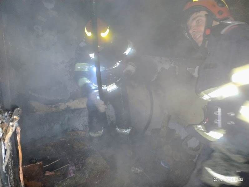 Bunurile aflate într-o încăpere au luat foc de la jarul căzut din sobă