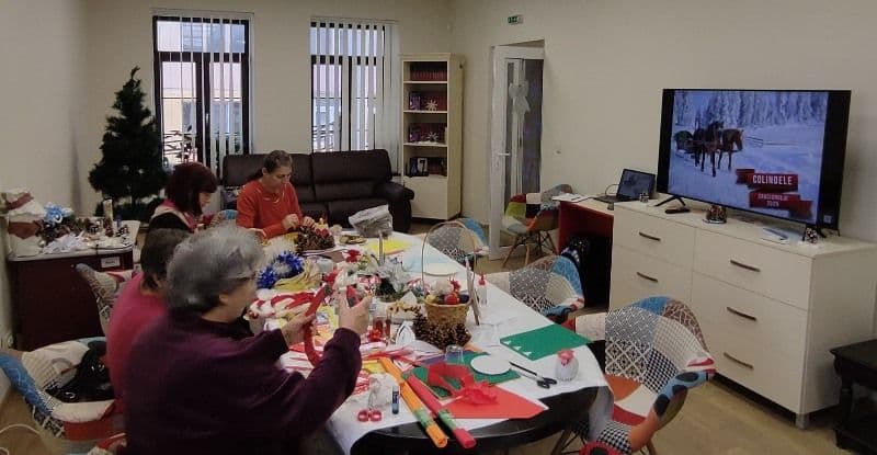 Atelier creativ dedicat Crăciunului la Centrul de Zi pentru Persoane Vârstnice din Dorohoi - FOTO