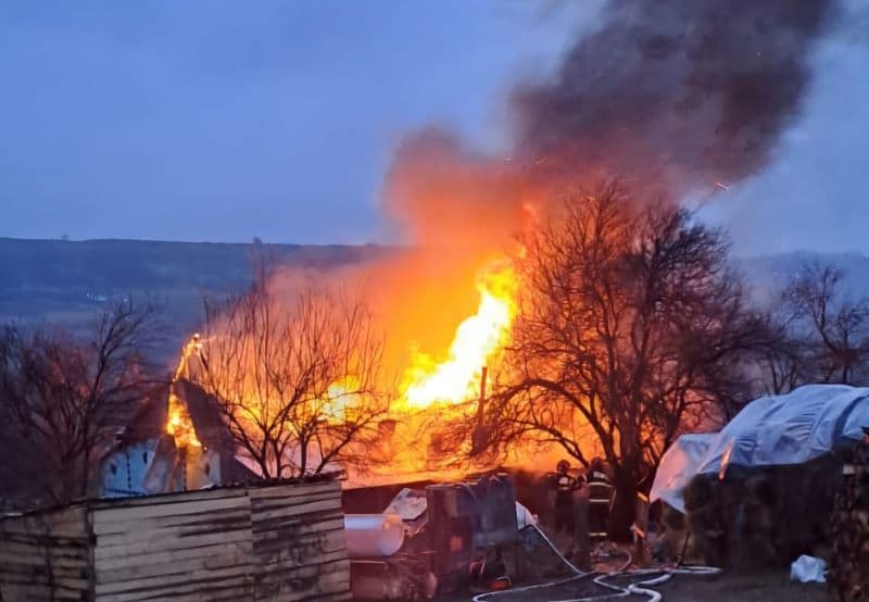 Familie cu patru copii din Pomârla rămasă fără acoperiș deasupra capului în urma unui incendiu