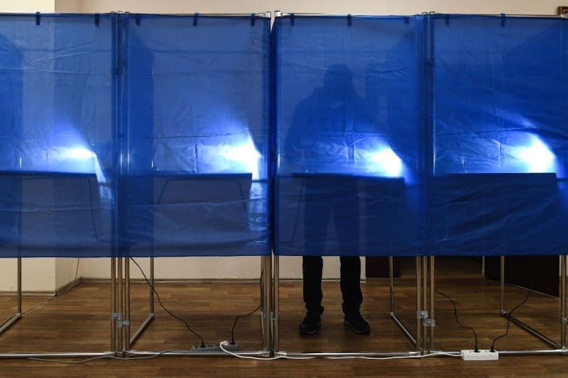 Botoșani: O persoană ar fi fotografiat buletinul de vot, iar o alta sfătuia alegătorii cu cine să voteze
