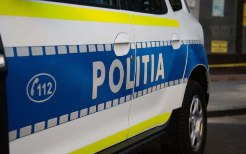 Beat și fără permis de conducere, un tânăr de 20 de ani a furat o mașină și a provocat un accident. Tânărul a fost reținut