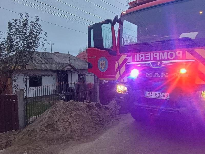Bătrână ajunsă la spital intoxicată cu fum în urma unui incendiu izbucnit în locuința ei
