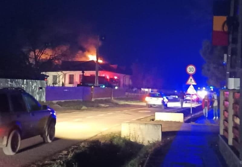 Acoperișul școlii din Cristești cuprins de flăcări - FOTO