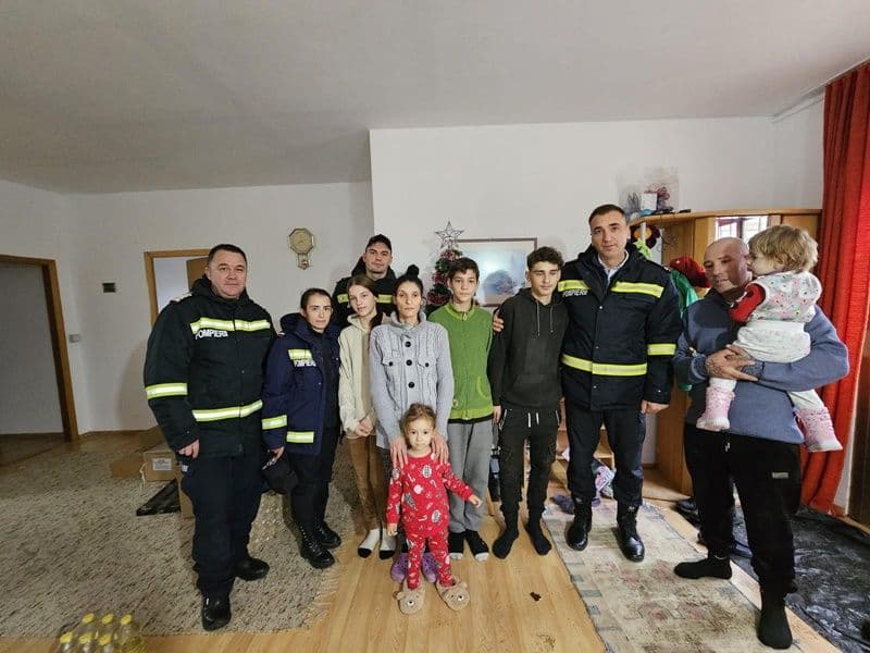 Privind pe geam și parcă așteptând să vină cineva.... Bucurii făcute de pompierii de Moș Nicolae