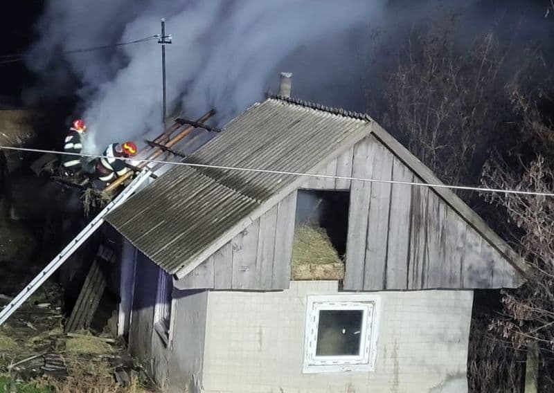 Incendiu într-o gospodărie din județ după ce o lumânare aprinsă a fost lăsată nesupravegheată - FOTO