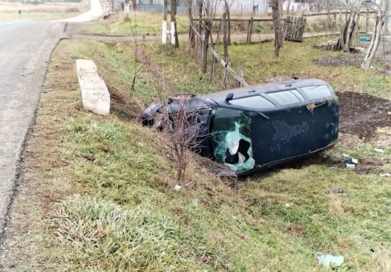 Accident la Cordăreni! Un tânăr cu permisul suspendat s-a răsturnat cu mașina și apoi a plecat