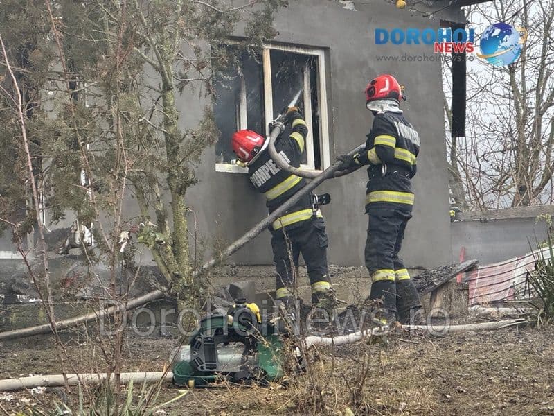 Casă din Pădureni distrusă și femeie ajunsă la spital cu arsuri după ce s-a încercat aprinderea focului cu motorină - FOTO
