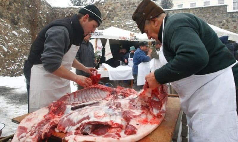 Atenţie la carnea cumpărată de sărbători. Inspectorii DSVSA Botoșani au intensificat controalele. Unde poate fi testată carnea
