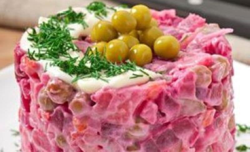 Salată de sfeclă roșie cu piept de pui și maioneză
