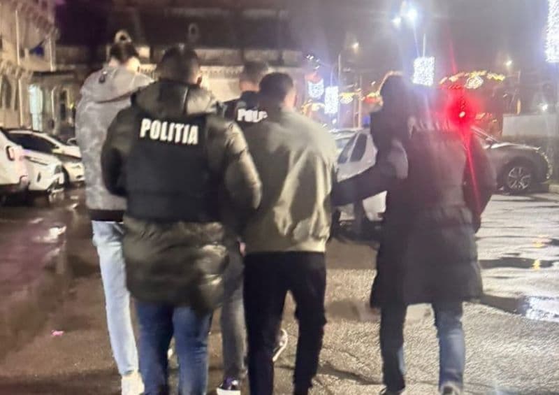 Patru tineri reținuți de polițiști pentru loviri sau alte violențe