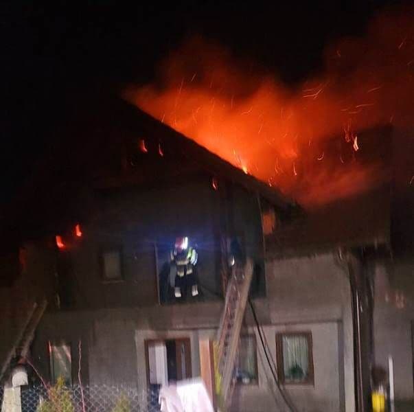 O familie din Prăjeni a rămas fără acoperiș deasupra capului în urma unui incendiu 