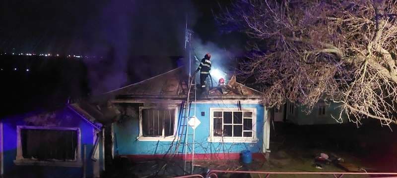 A aprins focul în sobă și a plecat de acasă. Incendiul i-a cuprins jumătate de casă