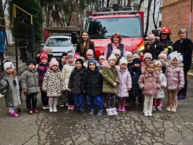 Activitate a pompierilor botoșăneni cu preșcolarii unei grădinițe din județ - FOTO