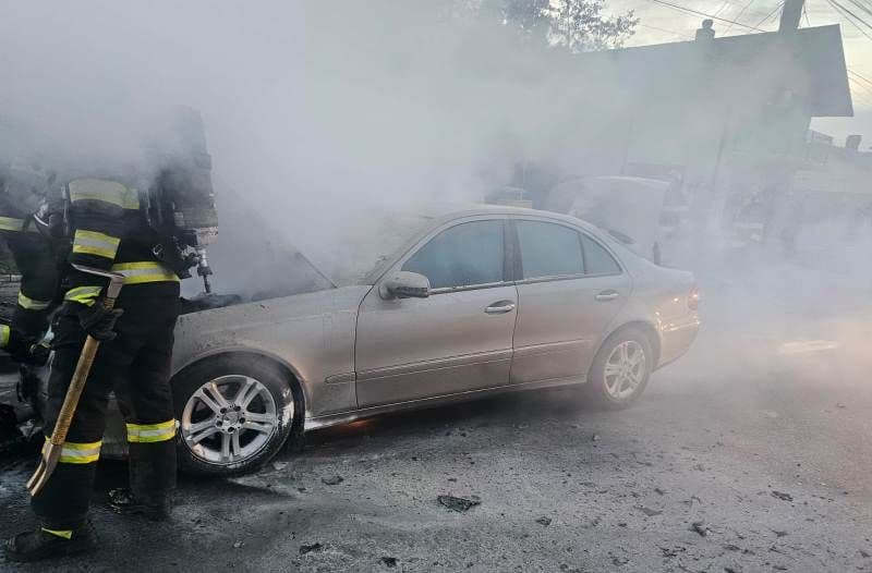 O mașină a luat foc în mers pe o stradă din Dorohoi. Șoferul a sunat la 112