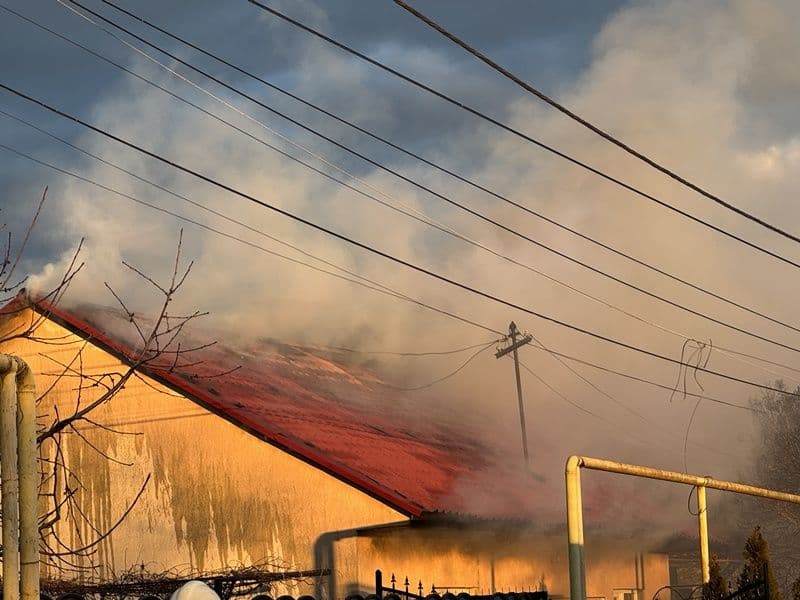 Incendiu izbucnit la o casă din Dorohoi. Pompierii au intervenit mai bine de două ore - FOTO