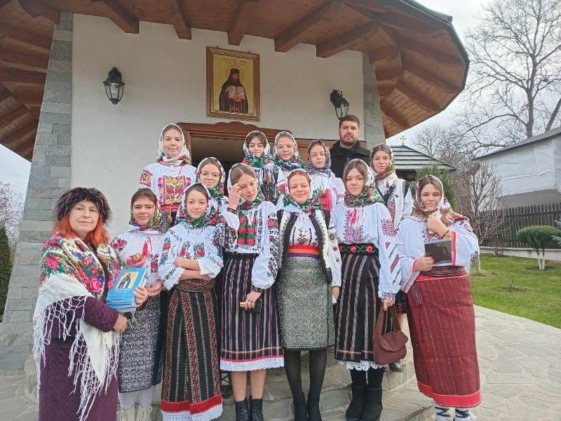 Elevii Școlii Gimnaziale Mihail Sadoveanu Dumbrăvița colindători la Mănăstirea Sfântului Cuvios Ioan Iacob Hozevitul de la Crăiniceni - FOTO