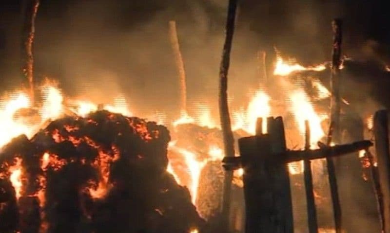 Trei tone de furaje au ars în urma exploziei unei petarde