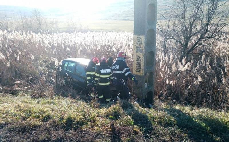 Un șofer în vârstă de 75 de ani a ajuns la spital după ce s-a izbit de un stâlp de pe marginea drumului