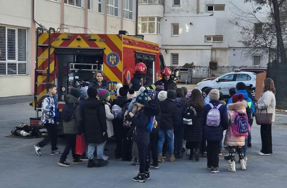 Elevii Școalii Gimnaziale nr. 11 din Botoșani s-au întâlnit cu pompierii, prietenii copiilor - FOTO