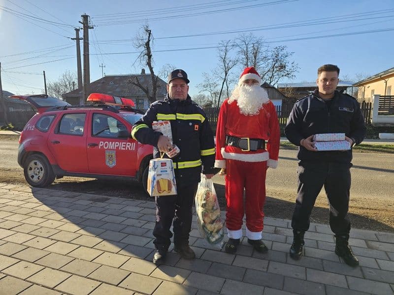 Pompierii din Săveni – Moș Crăciun pentru trei familii cu mai mulți copii din Crasnaleuca, Coțușca și Săveni - FOTO