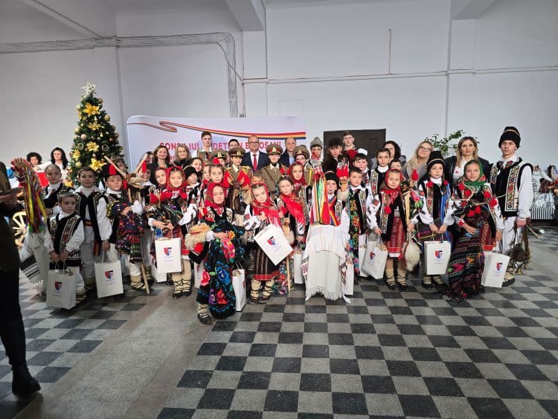 Program de colinde, tradiții și obiceiuri de iarnă prezentat de elevi ai Școlii Profesionale „Sf. Apostol Andrei” Smârdan