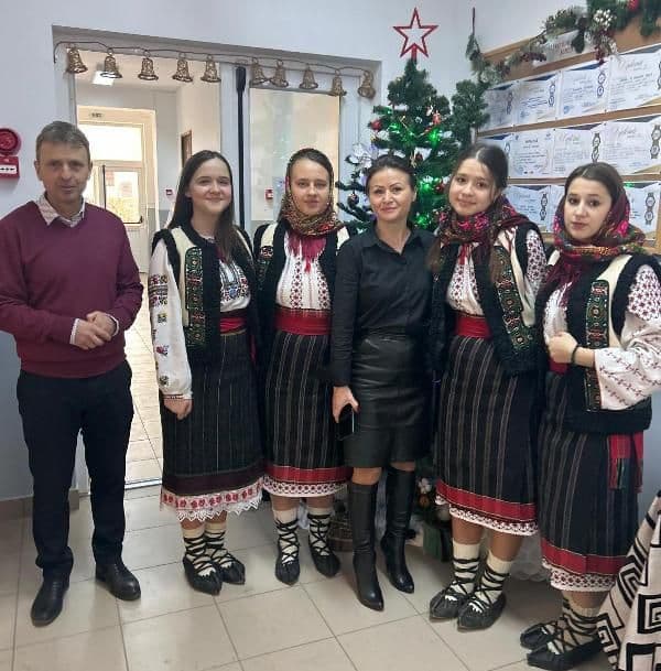 Nimic formal, totul emoțional! Târgul de Crăciun – O experiență magică la Școala Gimnazială „Nicolae Iorga” Dersca - FOTO