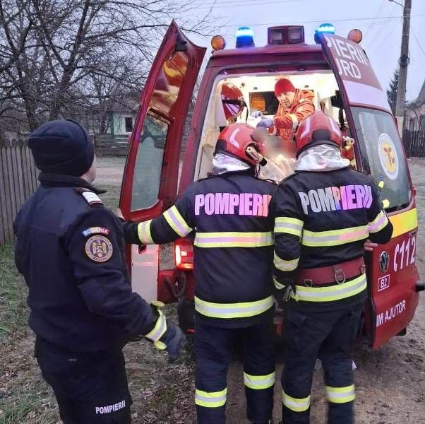 Două bătrâni au ajuns la spital cu arsuri după ce au fost scoși din casa cuprinsă de flăcări