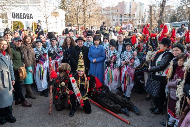 Cetele de colindători au adus la sediul PSD magia datinilor și obiceiurilor de iarnă - FOTO
