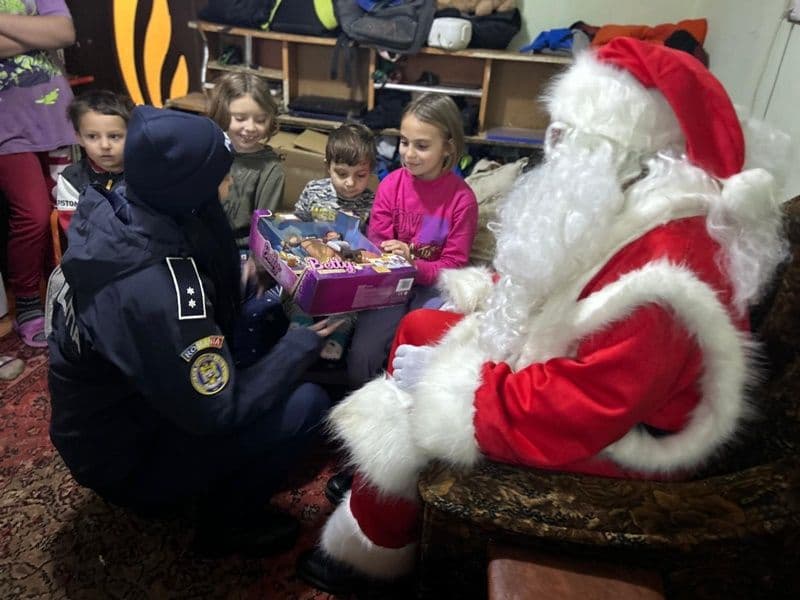 Polițiștii din Botoșani au adus bucurie în sufletele copiilor de Crăciun - FOTO
