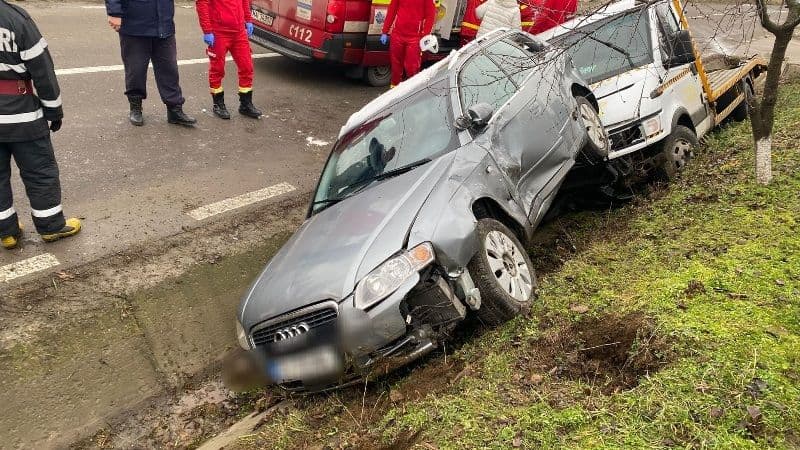 Două mașini, implicate într-un accident rutier violent. Au fost rănite patru persoane - FOTO